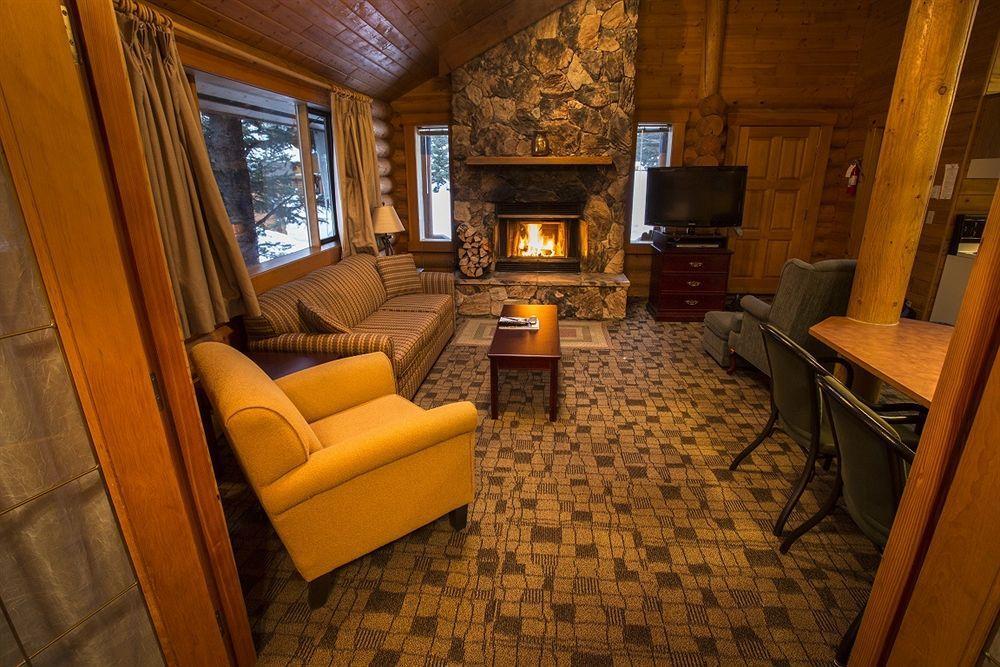 Castle Mountain Chalets Exterior photo