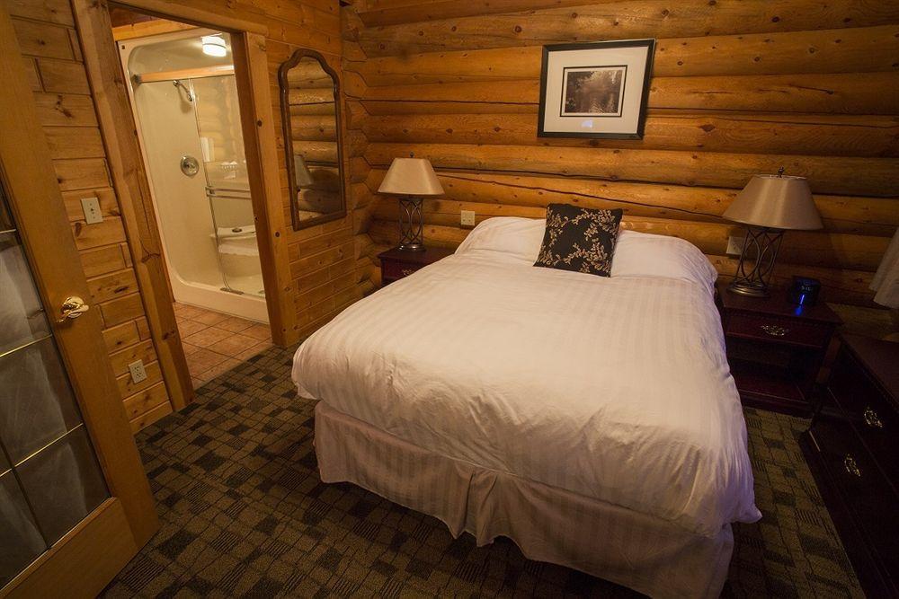 Castle Mountain Chalets Exterior photo