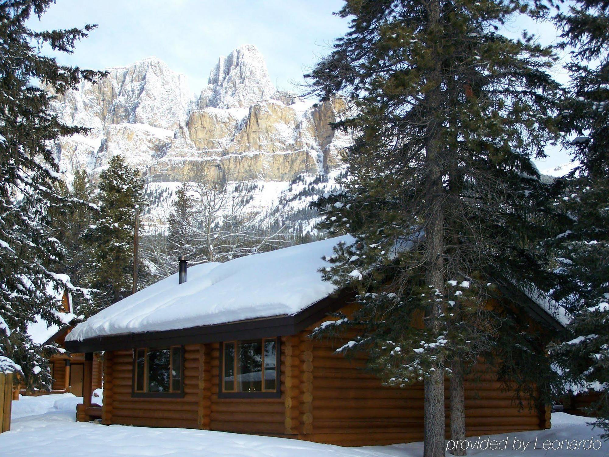 Castle Mountain Chalets Exterior photo